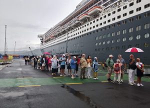 Ribuan Wisatawan Kapal Pesiar Queen Mary 2 Turun di Pelabuhan Bitung, Disambut Antusias Warga dan Pemerintah