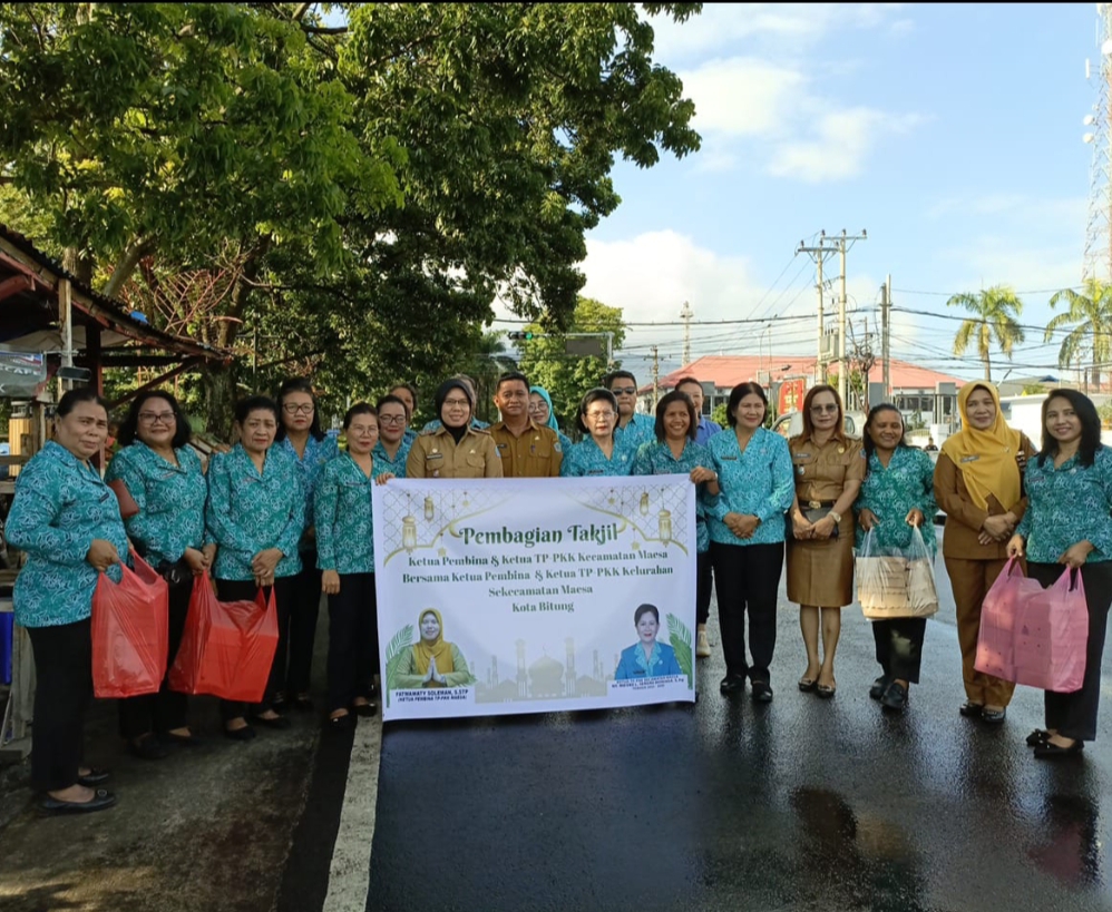 Di Bulan Puasa, PKK dan Pemerintah Kecamatan Maesa Gelar Aksi Perdana Berbagi Ratusan Takjil