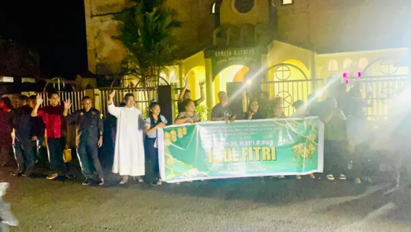 Pastor Jacob Adilang dan Umat Sambut Pawai Takbiran, Potret Toleransi Hangat di Tahuna 8 Pastor Jacob Adilang dan Umat Sambut Pawai Takbiran, Potret Toleransi Hangat di Tahuna