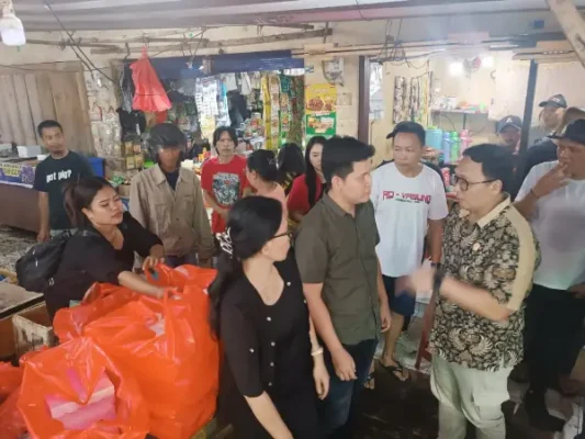 Anggota DPRD Sulut Pierre Makisanti Pilih Reses di Tengah Pasar, Terima Aspirasi Dari Berbagai Kalangan Masyarakat 8 Anggota DPRD Sulut Pierre Makisanti Pilih Reses di Tengah Pasar, Terima Aspirasi Dari Berbagai Kalangan Masyarakat