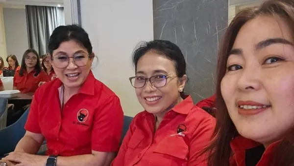 Ketua DPP PDIP Bidang Perempuan dan Anak I Gusti Ayu Bintang Darmawati atau Bintang Puspayoga (tengah) bersama Eva Sasingen (kiri) dan Jeane Lalujan (kanan) dalam kegiatan Training of Trainer Perempuan Penggerak Akar Rumput yang digelar di Manado, Senin (9/3/2026).
