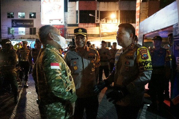 Pastikan Malam Takbiran Kondusif, Kapolda Sulut Patroli R2 di Manado
