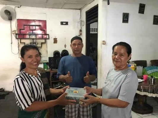 Merga Silima Manado Bagikan Takjil Kue Tradisional Cucur dan Cimpa, Simbol Persaudaraan Minahasa–Karo