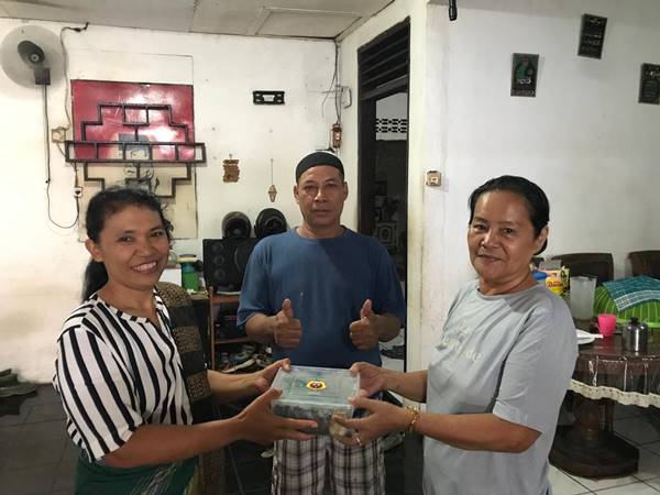 Merga Silima Manado Bagikan Takjil Kue Tradisional Cucur dan Cimpa, Simbol Persaudaraan Minahasa–Karo