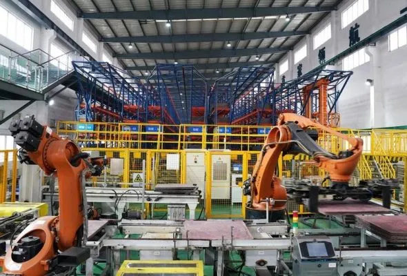 Lengan-lengan robot memindahkan pelat tembaga di pabrik elektrolisis cerdas milik Guixi Smelter di Kota Yingtan, Provinsi Jiangxi, China timur, pada 21 Januari 2026. (Xinhua/Wan Xiang)