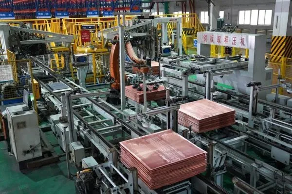 Lengan-lengan robot menimbang dan mengemas pelat tembaga yang sudah jadi di pabrik elektrolisis cerdas milik Guixi Smelter di Kota Yingtan, Provinsi Jiangxi, China timur, pada 21 Januari 2026. (Xinhua/Wan Xiang)