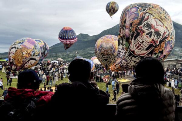 Masyarakat menghadiri Festival Balon Wonosobo di Kabupaten Wonosobo, Provinsi Jawa Tengah, pada 22 Maret 2026. (Xinhua/Agung Supriyanto)