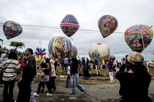 Masyarakat menghadiri Festival Balon Wonosobo di Kabupaten Wonosobo, Provinsi Jawa Tengah, pada 22 Maret 2026. (Xinhua/Agung Supriyanto)
