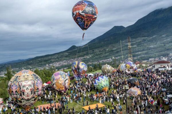 Masyarakat menghadiri Festival Balon Wonosobo di Kabupaten Wonosobo, Provinsi Jawa Tengah, pada 22 Maret 2026. (Xinhua/Agung Supriyanto)