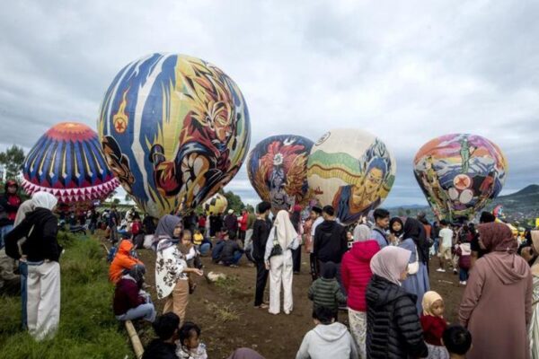 Masyarakat menghadiri Festival Balon Wonosobo di Kabupaten Wonosobo, Provinsi Jawa Tengah, pada 22 Maret 2026. (Xinhua/Agung Supriyanto)