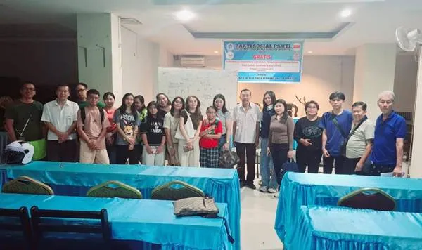 Ketua PERDUWISINDO Sulut, Gina Anggriani, memimpin kursus bahasa Mandarin gratis untuk meningkatkan kesiapan pemandu wisata menyambut turis dari China.