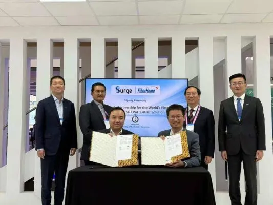 PT Solusi Sinergi Digital (Surge) dan Wuhan FiberHome International Technologies Co. Ltd. (FiberHome) menandatangani kerja sama pengembangan layanan 5G Fixed Wireless Access (FWA) 1,4 GHz di Barcelona, Spanyol, pada 2 Maret 2026. (Xinhua/PT Solusi Sinergi Digital)