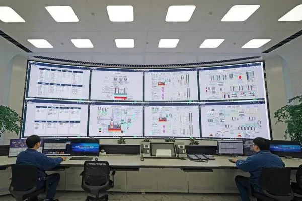 Para pegawai memantau data produksi waktu nyata di pusat pengendalian cerdas milik Guixi Smelter di Kota Yingtan, Provinsi Jiangxi, China timur, pada 21 Januari 2026. (Xinhua/Wan Xiang)