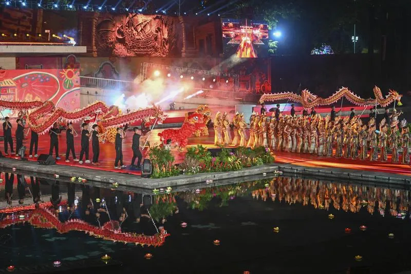 Agenda Puncak Perayaan Imlek 2026 Digelar di Jakarta, Presiden Prabowo Sampaikan Ucapan Selamat 8 Para penampil menari dalam perayaan Tahun Baru Imlek tingkat nasional pertama di Jakarta pada 28 Februari 2026. (Xinhua/Zulkarnain)