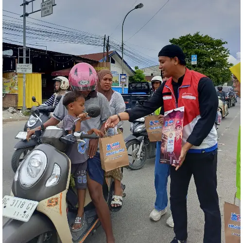 Pertamina Patra Niaga Sulawesi Turun Langsung  Bagikan 3300 Takjil Gratis di Jalan
