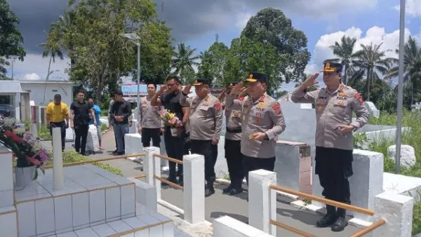 Kapolda Sulut Ziarah ke Makam Leluhur Presiden Prabowo Subianto