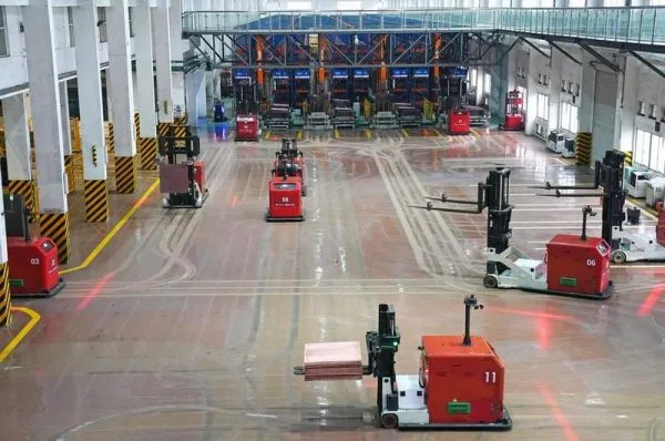 Robot-robot memindahkan pelat tembaga di pabrik elektrolisis cerdas milik Guixi Smelter di Kota Yingtan, Provinsi Jiangxi, China timur, pada 21 Januari 2026. (Xinhua/Wan Xiang)
