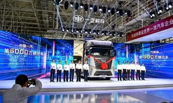 Truk Berat China Buka Jalan Baru Kerja Sama Saling Menguntungkan di Indonesia 9 Sebuah upacara digelar untuk menandai peluncuran unit kendaraan ke-60 juta buatan FAW Group, yang sekaligus kendaraan ke-9 juta buatan FAW Jiefang, dari lini produksi di Changchun, Provinsi Jilin, China timur laut, pada 16 Juli 2024. (Xinhua/Yan Linyun)