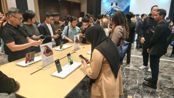 Sejumlah pengunjung mencoba fitur pada ponsel lipat terbaru Huawei Mate X7 dalam acara peluncuran di Jakarta pada 5 Maret 2026. (Xinhua/Abdul Azis Said)