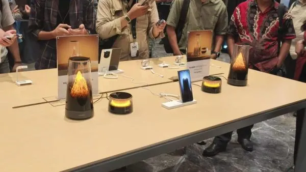 Sejumlah pengunjung mencoba fitur pada ponsel lipat terbaru Huawei Mate X7 dalam acara peluncuran di Jakarta pada 5 Maret 2026. (Xinhua/Abdul Azis Said)