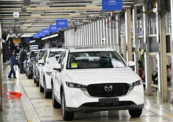Sejumlah staf bekerja di lini pemeriksaan sebuah pabrik milik Changan Mazda di Nanjing, Provinsi Jiangsu, China timur, pada 17 Maret 2026. (Xinhua/Ji Chunpeng)