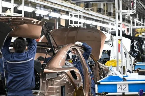 Sejumlah staf bekerja di lini perakitan sebuah pabrik milik Changan Mazda di Nanjing, Provinsi Jiangsu, China timur, pada 17 Maret 2026. (Xinhua/Ji Chunpeng)