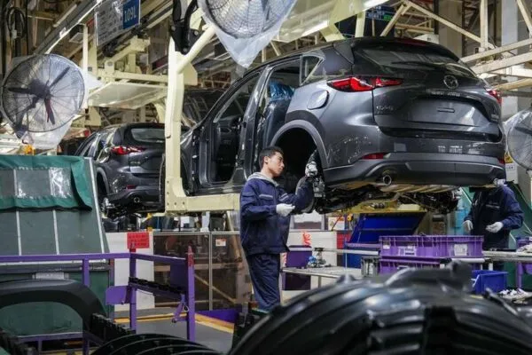 Sejumlah staf bekerja di lini perakitan sebuah pabrik milik Changan Mazda di Nanjing, Provinsi Jiangsu, China timur, pada 17 Maret 2026. (Xinhua/Li Bo)