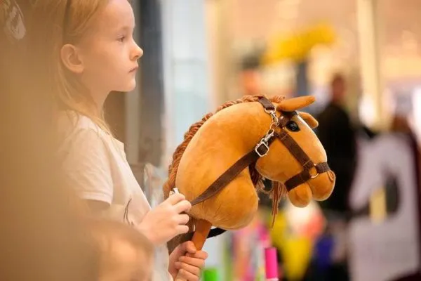 Seorang gadis memegang kuda hobi atau kuda tongkat miliknya dalam kompetisi hobby horsing di Warsawa, Polandia, pada 7 Maret 2026. Hobby horsing adalah olahraga yang sedang berkembang di Eropa, dengan para peserta melakukan gerakan yang mirip dengan lompat rintangan (jumping) atau tunggang serasi (dressage) berkuda menggunakan kuda tongkat. Olahraga ini berasal dari Finlandia dan sangat populer di kalangan anak muda. (Xinhua/Jaap Arriens)