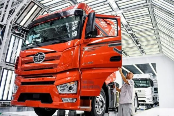 Truk Berat China Buka Jalan Baru Kerja Sama Saling Menguntungkan di Indonesia 10 Seorang karyawan memeriksa sebuah truk di pabrik pintar milik produsen truk First Automotive Works Jiefang Co., Ltd. (FAW Jiefang) di Changchun, Provinsi Jilin, China timur laut, pada 27 Juni 2023. (Xinhua/Xu Chang)