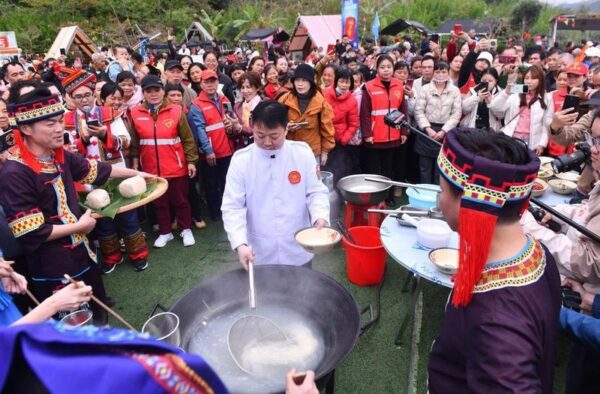Seorang kompetitor memasak mi beras Shengzha dalam sebuah ajang kompetisi keahlian warisan budaya takbenda di Wilayah Otonom Etnis Yao Dahua yang berada di Kota Hechi, Daerah Otonom Etnis Zhuang Guangxi, China selatan, pada 21 Maret 2026. (Xinhua/Huang Xiaobang)