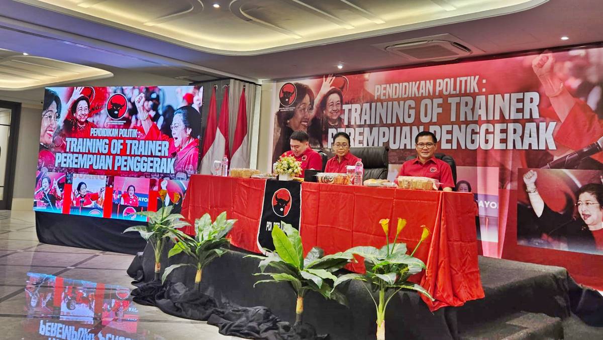 Bintang Puspayoga Buka Training Kader Perempuan PDIP di Manado