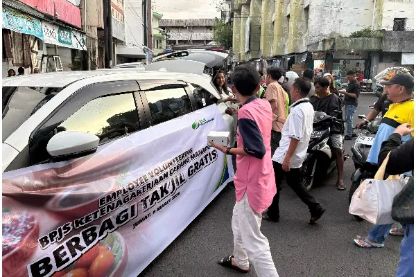 Tebar Kebaikan Ramadan, BPJS Ketenagakerjaan Bagikan Takjil Gratis untuk Masyarakat