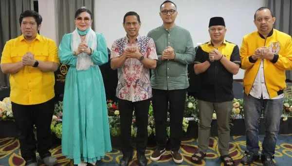 H-3 Lebaran, Christiany Eugenia Paruntu Bawa Berkat Langsung ke Kotamobagu 9 Christiany Eugenia Paruntu dan Wali Kota Kotamobagu Weny Gaib saat pertemuan di Hotel Sutan Raja Kotamobagu