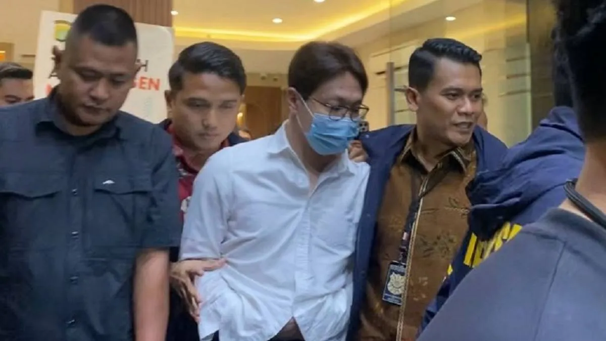 Dokter Richard Lee akhirnya dijebloskan ke sel Polda Metro Jaya pada Jumat (6/3/2026) pukul 21.50 terkait kasus dugaan tindak pidana perlindungan konsumen dan UU Kesehatan. [Tiara Rosana/Suara.com] 