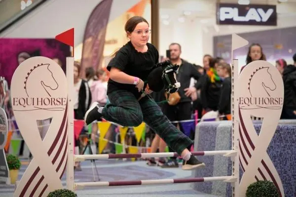 Seorang gadis melompati rintangan dalam kompetisi hobby horsing di Warsawa, Polandia, pada 7 Maret 2026. Hobby horsing adalah olahraga yang sedang berkembang di Eropa, dengan para peserta melakukan gerakan yang mirip dengan lompat rintangan (jumping) atau tunggang serasi (dressage) berkuda menggunakan kuda tongkat. Olahraga ini berasal dari Finlandia dan sangat populer di kalangan anak muda. (Xinhua/Jaap Arriens)