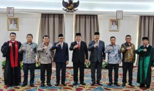 Gubernur Yulius Selvanus Lantik Zainudin Hilimi Kadis Kominfo Sulut