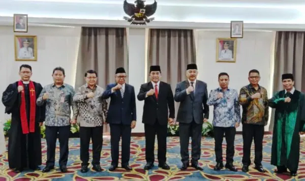 Gubernur Yulius Selvanus Lantik Zainudin Hilimi Kadis Kominfo Sulut