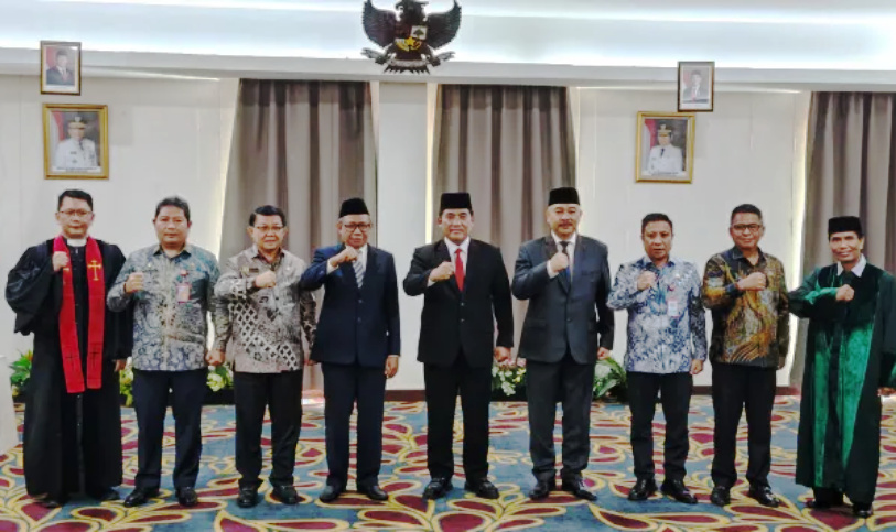 Gubernur Yulius Selvanus Lantik Zainudin Hilimi Kadis Kominfo Sulut