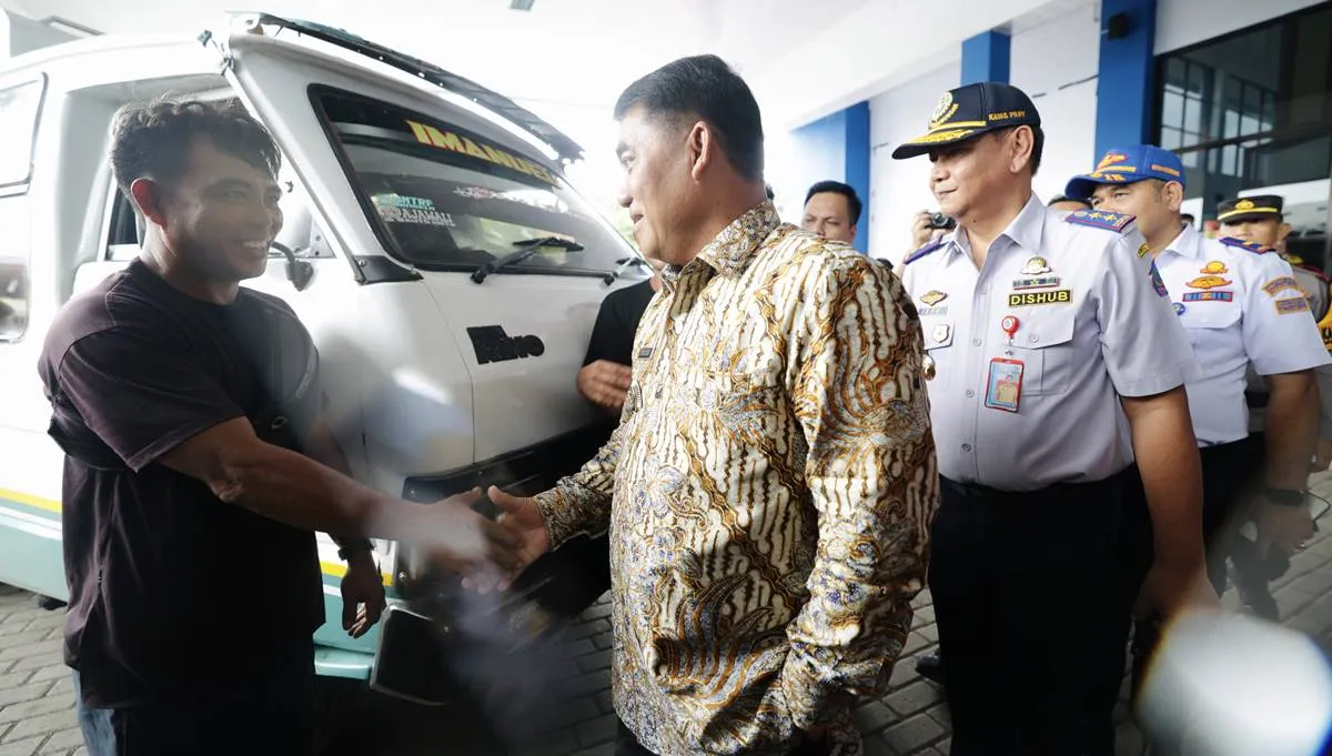 Gubernur Sulawesi Utara Yulius Selvanus meninjau Terminal Malalayang saat arus mudik Lebaran 2026