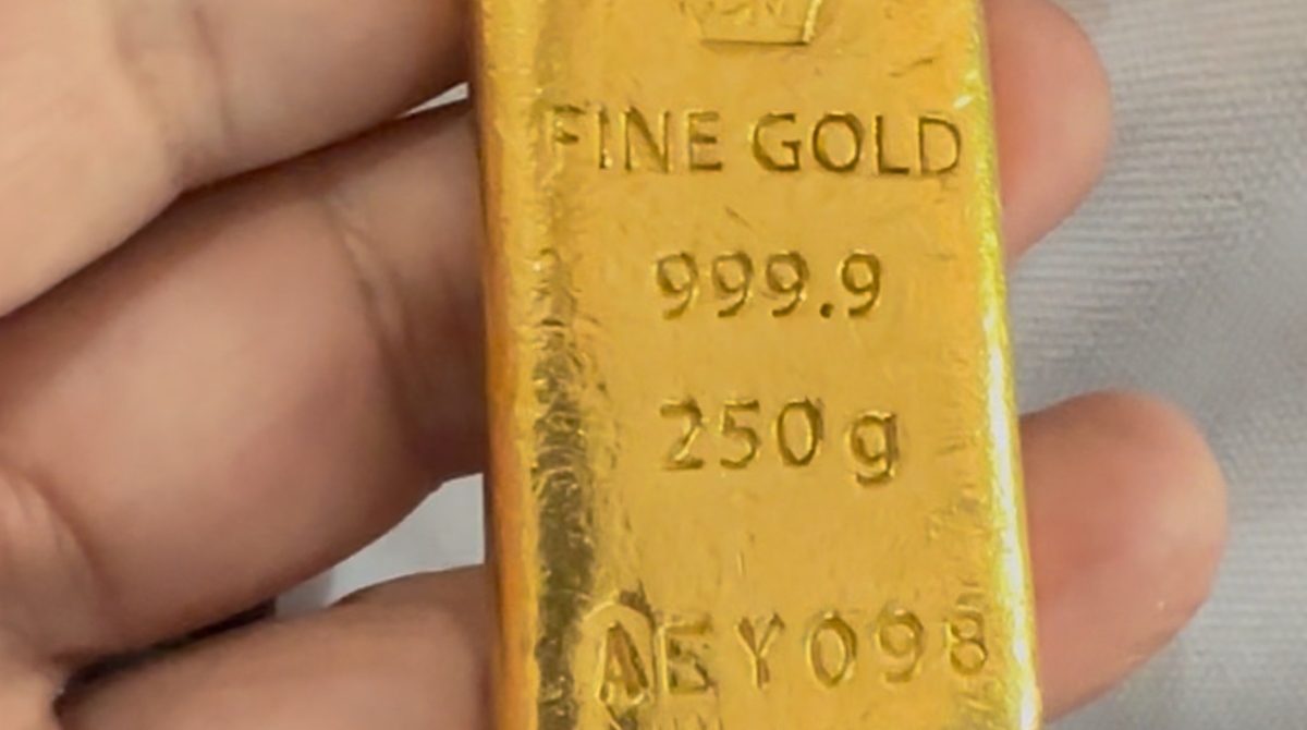 Emas batangan fine gold 999.9 250 gram di tengah penurunan harga emas tajam Maret 2026