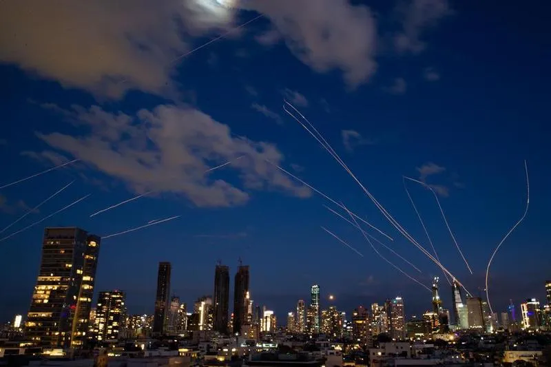 Foto dengan eksposur panjang yang diabadikan pada 28 Februari 2026 ini menunjukkan jejak cahaya dari rudal pencegat yang diluncurkan dari sistem pertahanan udara Israel di Tel Aviv, Israel. (Xinhua/Chen Junqing)
