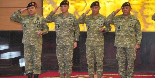 Perwira Tinggi TNI memberi hormat dalam upacara kenaikan pangkat 54 Pati di Mabes TNI Cilangkap Jakarta