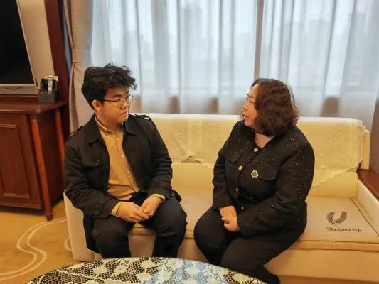 Mahasiswa Indonesia Soroti Kebijakan Pengembangan Teknologi Futuristik dan Revitalisasi Pedesaan di China 10 Foto yang diabadikan pada 28 Februari 2025 ini menunjukkan Harry Kurniawan (kiri), mahasiswa Indonesia yang menempuh pendidikan di Universitas Shanxi, sedang berbincang dengan seorang deputi Kongres Rakyat Nasional (National People's Congress/NPC) China mengenai kebijakan pembangunan pedesaan China, di Provinsi Shanxi, China utara. (Xinhua/Xie Yuan)