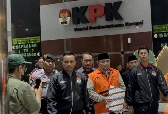 Mantan Menteri Agama Yaqut Cholil Qoumas resmi mengenakan rompi oranye khas tahanan Komisi Pemberantasan Korupsi (KPK) usai menjalani pemeriksaan pada hari ini. (Suara.com/Dea) 