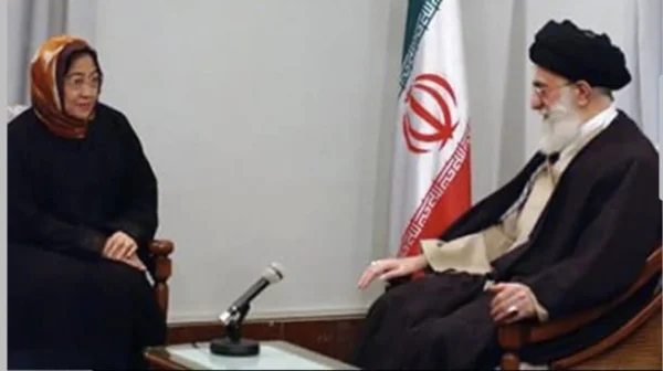 Presiden ke-5 RI Megawati Soekarnoputri saat menemui Pemimpin Agung Iran Ayatollah Ali Khamenei tahun 2004. 