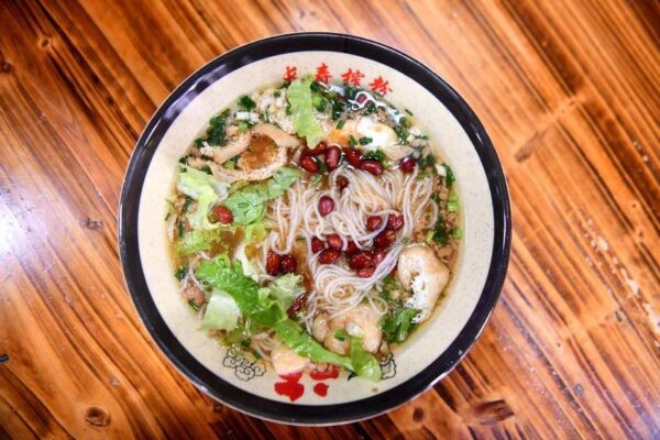 Foto yang diabadikan pada 21 Maret 2026 ini memperlihatkan mi beras Shengzha di sebuah restoran di Wilayah Otonom Etnis Yao Dahua yang berada di Kota Hechi, Daerah Otonom Etnis Zhuang Guangxi, China selatan. (Xinhua/Huang Xiaobang)