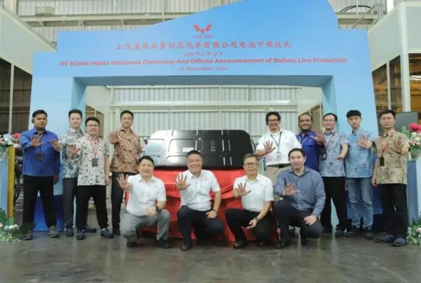 Foto yang diabadikan pada 31 Desember 2024 ini menunjukkan upacara peluncuran lini produksi baterai kendaraan listrik (electric vehicle/EV) Wuling di Cikarang, Provinsi Jawa Barat. (Xinhua)