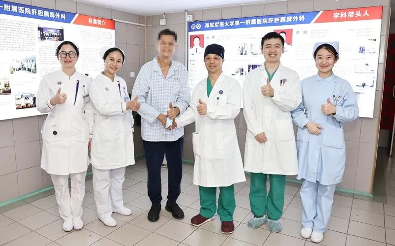 Para dokter dari Rumah Sakit Changhai di Kota Shanghai, China timur, berpose untuk difoto bersama Chen, seorang pasien penyakit pankreas asal Indonesia yang menjalani rawat inap di rumah sakit tersebut. (Xinhua)
