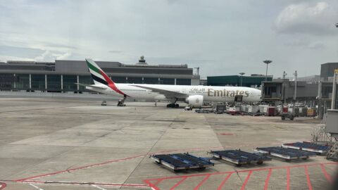 Ilustrasi Pesawat Emirates terparkir di Bandara Changi, Singapura