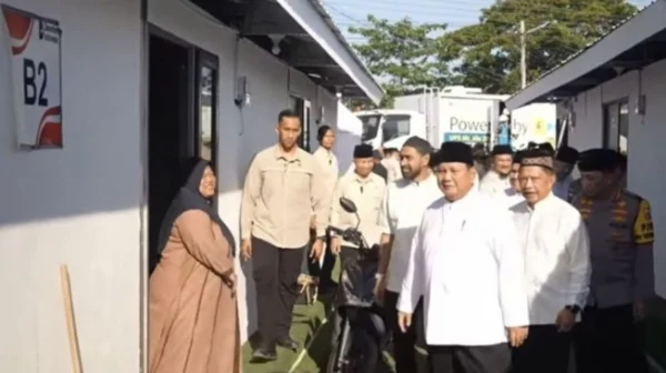 Presiden Prabowo Subianto meninjau hunian sementara (huntara) korban bencana di Aceh Tamiang, Aceh, Sabtu (21/3/2026) usai melaksanakan Sholat Id di Masjid Darussalam yang berada di lokasi sekitar.